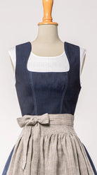 Nahaufnahme des Mieders Ava aus Leinen-Schurwolle-Mischung in Nachtblau – Frontansicht auf Büste, fein verarbeitet, handgefertigt in München von Zirbenfux