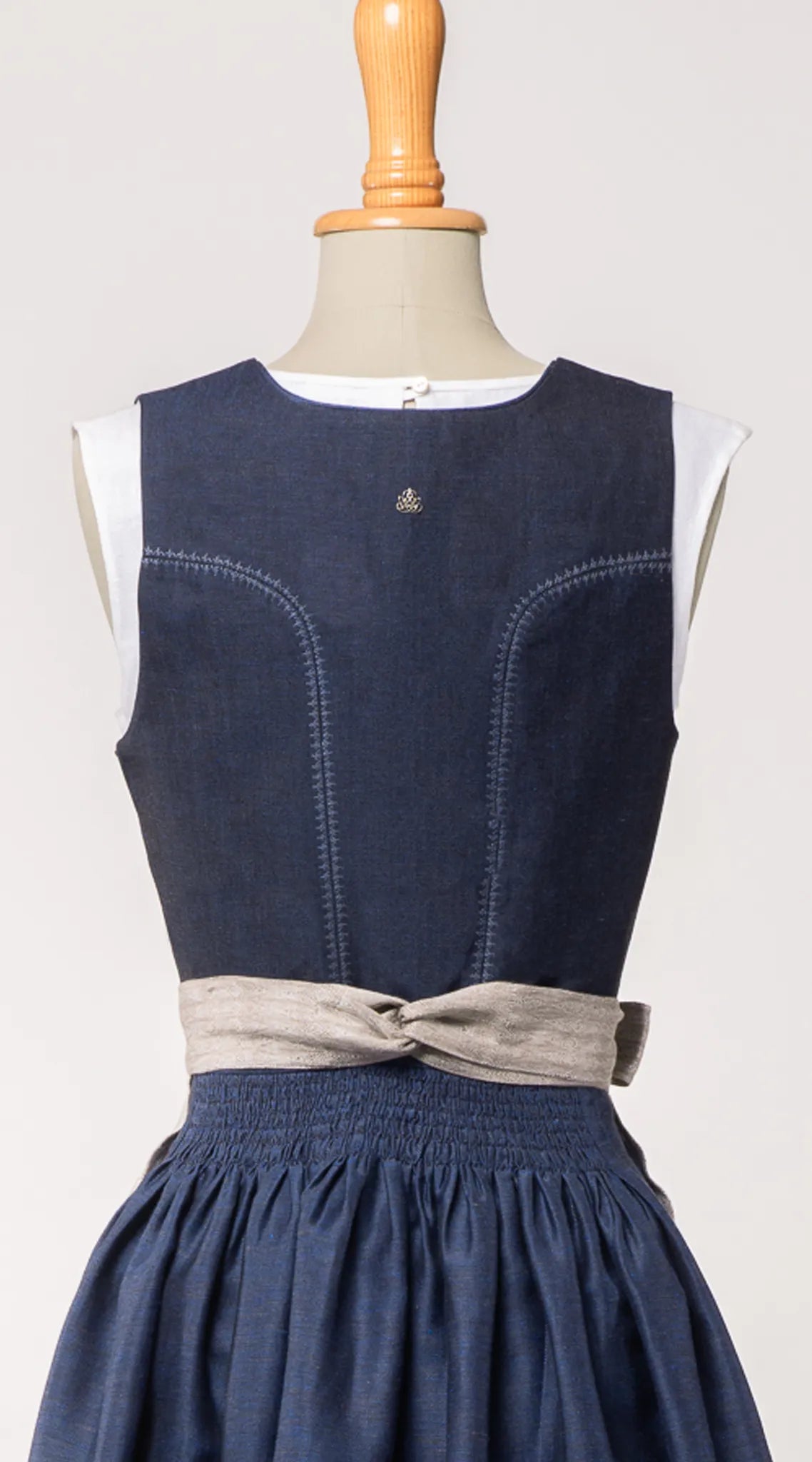 Nahaufnahme des Mieders Ava aus Leinen-Schurwolle-Mischung in Nachtblau – Rückansicht auf Büste, detailreich gearbeitet, handgefertigt in München von Zirbenfux