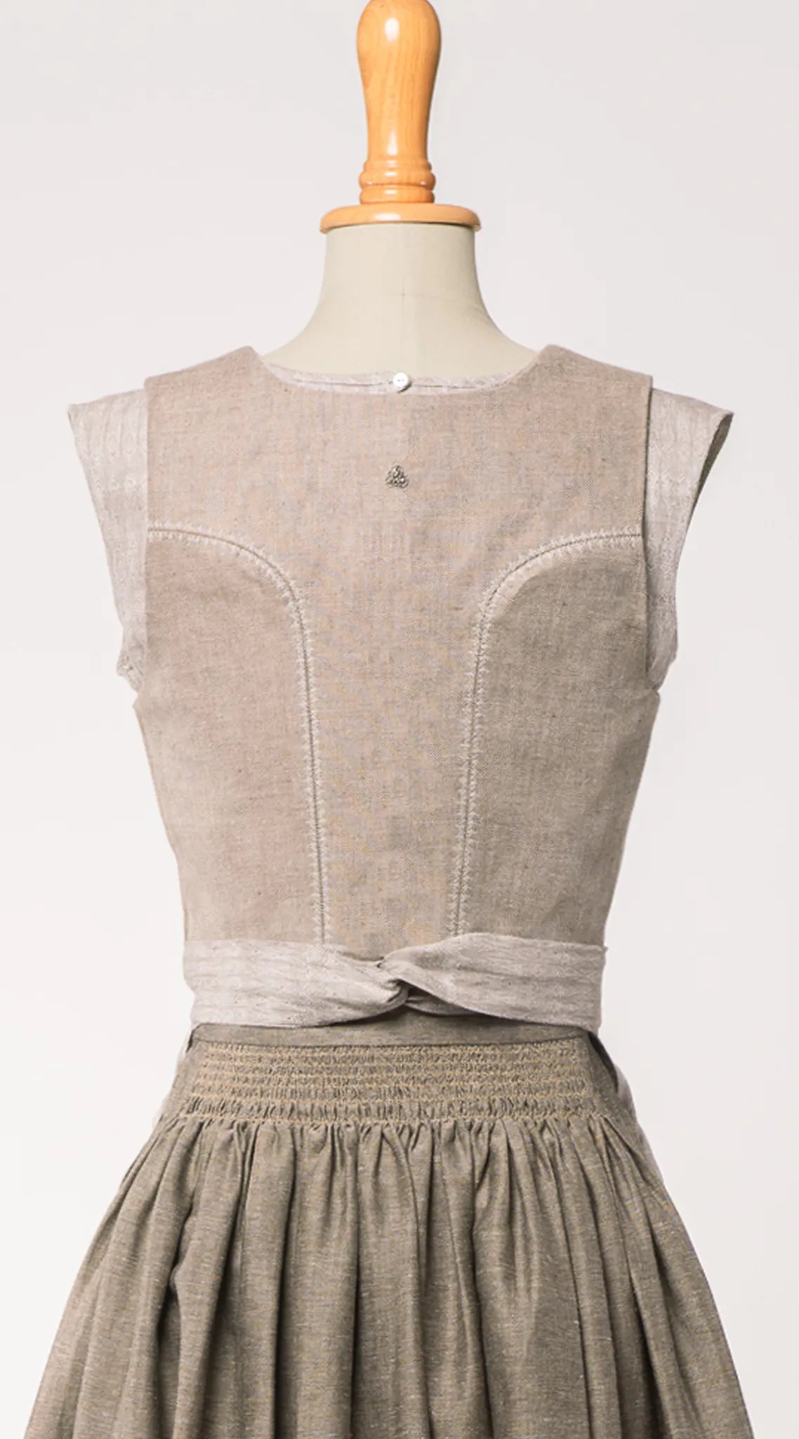 Nahaufnahme von Mieder Ava aus naturfarbenem Bio-Leinen – Rückansicht auf Büste, schlicht und hochwertig verarbeitet, handgefertigt in München von Zirbenfux