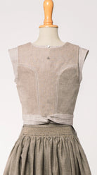 Nahaufnahme von Mieder Ava aus naturfarbenem Bio-Leinen – Rückansicht auf Büste, schlicht und hochwertig verarbeitet, handgefertigt in München von Zirbenfux