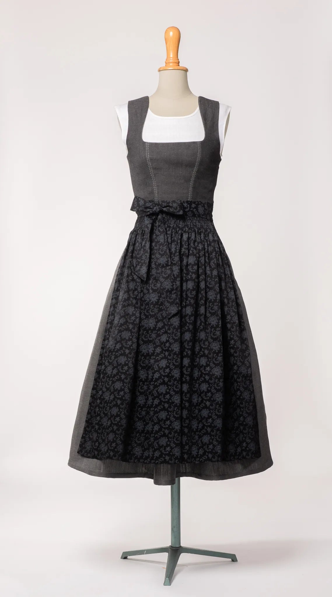 Mieder Ava und Trachtenrock Marlene aus anthrazitfarbener Leinen-Schurwolle-Mischung, kombiniert mit schwarzer Baumwollschürze – Frontansicht auf Büste, handgefertigt in München von Zirbenfux