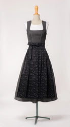 Mieder Ava und Trachtenrock Marlene aus anthrazitfarbener Leinen-Schurwolle-Mischung, kombiniert mit schwarzer Baumwollschürze – Frontansicht auf Büste, handgefertigt in München von Zirbenfux