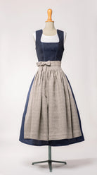 Mieder Ava aus dunkelblauer Leinen-Schurwolle-Mischung, kombiniert mit Rock Marlene und naturfarbener Leinenschürze – Frontansicht auf Büste, handgefertigt in München von Zirbenfux