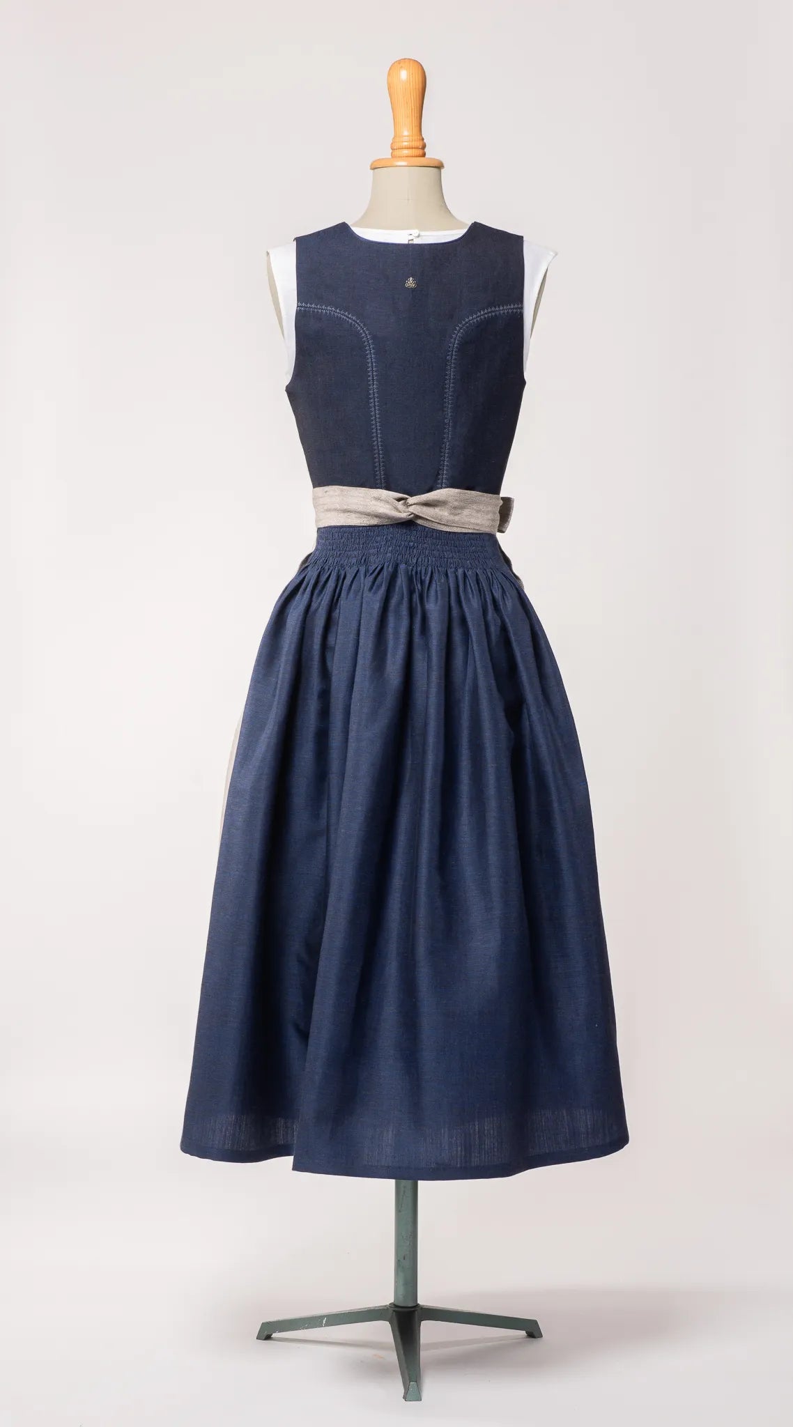 Mieder Ava aus dunkelblauer Leinen-Schurwolle-Mischung, kombiniert mit Rock Marlene und naturfarbener Leinenschürze – Rückansicht auf Büste, handgefertigt in München von Zirbenfux