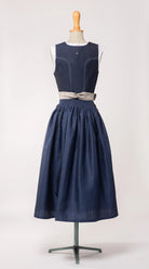 Mieder Ava aus dunkelblauer Leinen-Schurwolle-Mischung, kombiniert mit Rock Marlene und naturfarbener Leinenschürze – Rückansicht auf Büste, handgefertigt in München von Zirbenfux