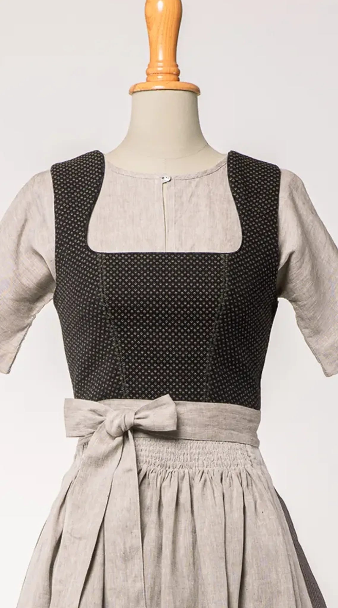 Mieder Ava aus Schurwolle in Schwarz, Frontansicht auf Büste mit feinem Webmuster, klar präsentiert von Zirbenfux.