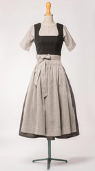 Mieder Ava aus schwarzer Schurwolle mit Webmuster, kombiniert mit Rock Marlene und naturfarbener Leinenschürze – Frontansicht auf Büste, handgefertigt in München von Zirbenfux