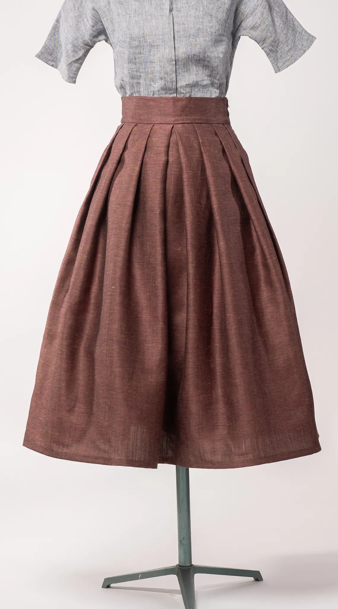 Trachtenrock Charlie aus Leinen-Schurwolle-Mischung in Malve – Frontansicht auf Büste, nachhaltig gefertigt von Zirbenfux