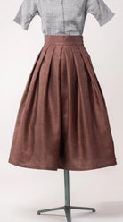 Trachtenrock Charlie aus Leinen-Schurwolle-Mischung in Malve – Frontansicht auf Büste, nachhaltig gefertigt von Zirbenfux