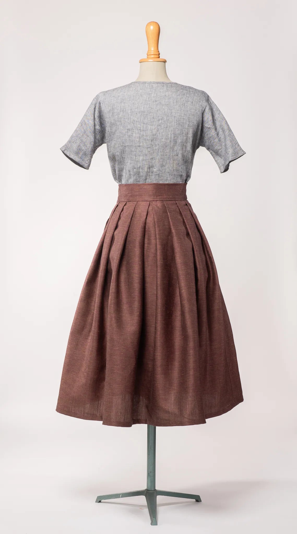 Trachtenrock Charlie aus Leinen-Schurwolle-Mischung in Malve, kombiniert mit Bluse Romy aus blaugrauem Bio-Leinen – Rückansicht auf Büste, handgefertigt in München von Zirbenfux