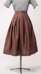 Trachtenrock Charlie aus Leinen-Schurwolle-Mischung in Malve – Rückansicht auf Büste, zeitlos interpretiert von Zirbenfux