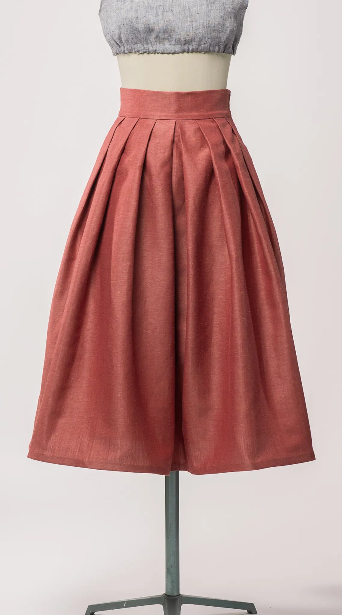 Trachtenrock Charlie aus Leinen-Schurwolle-Mischung in pinker Beere – Frontansicht auf Büste, handgefertigt in München von Zirbenfux