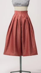 Trachtenrock Charlie aus Leinen-Schurwolle-Mischung in pinker Beere – Frontansicht auf Büste, handgefertigt in München von Zirbenfux