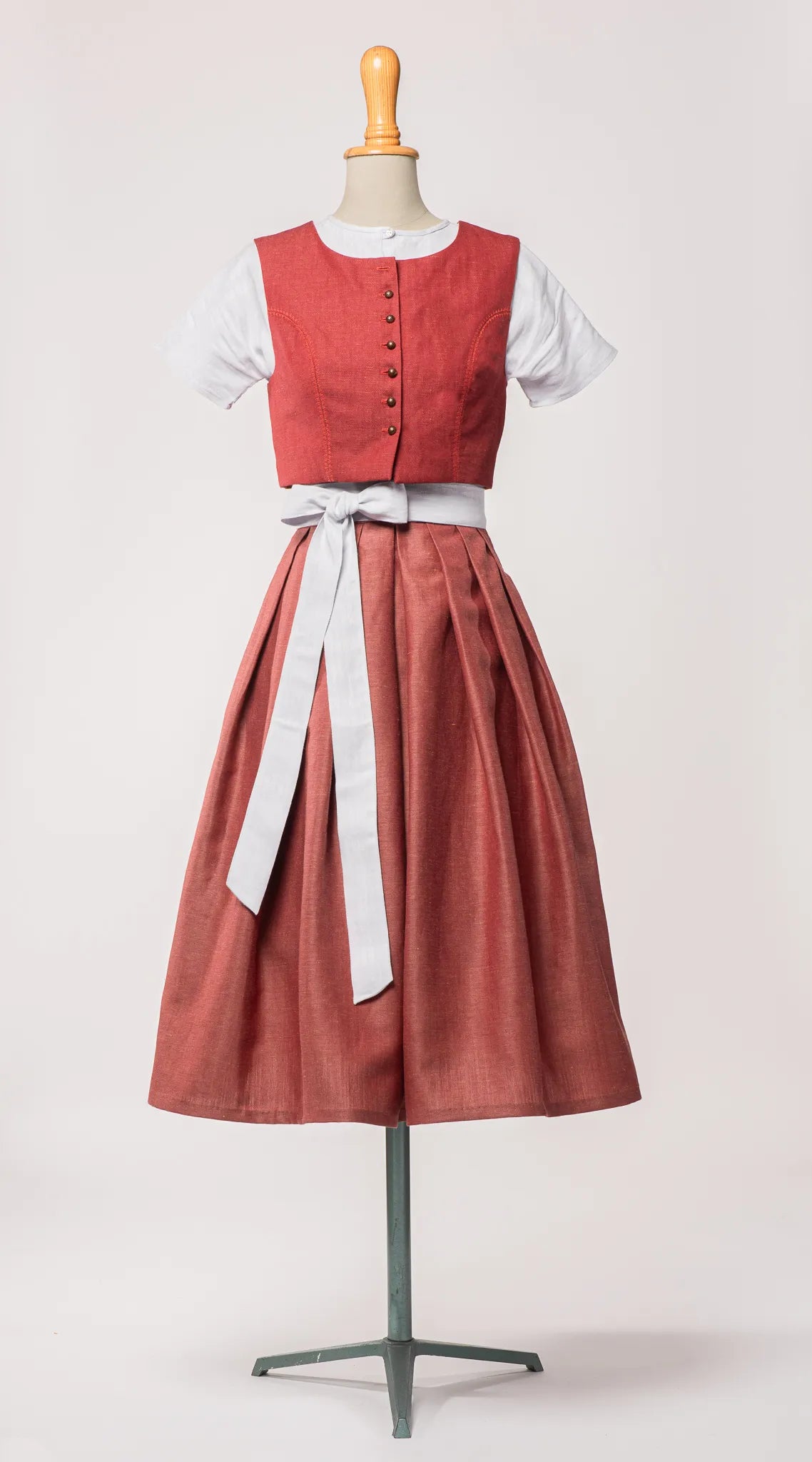 Trachtenrock Charlie aus Leinen-Schurwolle-Mischung in pinker Beere – Frontansicht auf Büste, kombiniert mit Fuxerl und Schürzenband, moderne Tracht von Zirbenfux