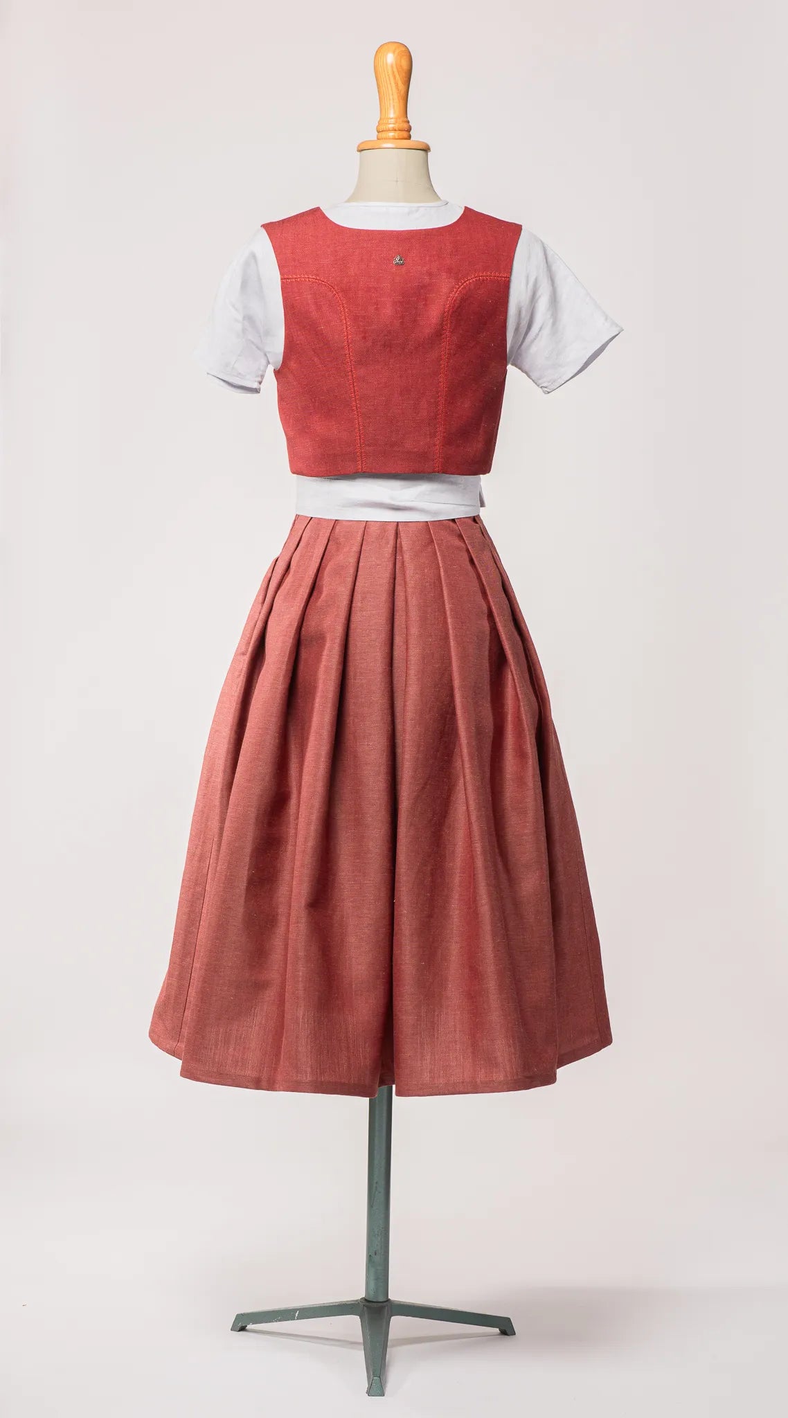 Trachtenrock Charlie aus Leinen in pinker Beere – Rückansicht auf Büste, kombiniert mit Fuxerl und Schürzenband, handgefertigt in München von Zirbenfux