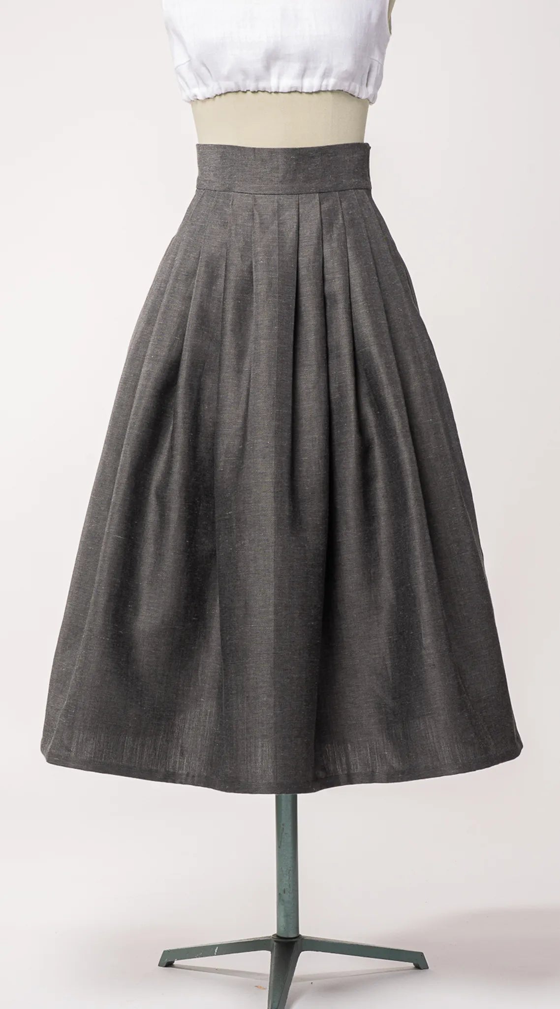 Trachtenrock Marlene aus Leinen-Schurwolle-Mischung in Anthrazit – Frontansicht auf Büste, handgefertigt von Zirbenfux