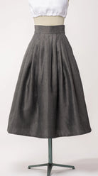Trachtenrock Marlene aus Leinen-Schurwolle-Mischung in Anthrazit – Frontansicht auf Büste, handgefertigt von Zirbenfux
