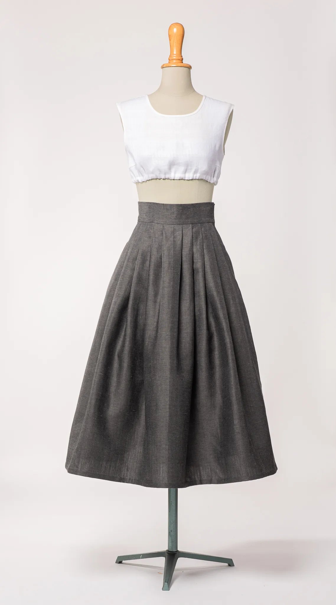 Trachtenrock Marlene aus Leinen-Schurwolle-Mischung in Anthrazit, kombiniert mit Dirndlbluse Tilda aus weißem Bio-Leinen – Rückansicht auf Büste, handgefertigt von Zirbenfux
