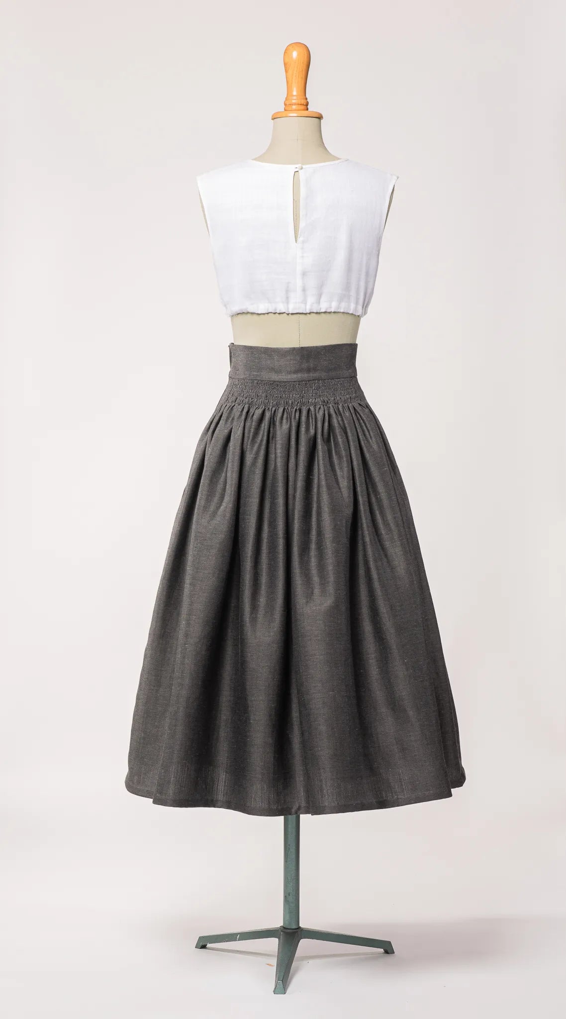 Trachtenrock Marlene aus Leinen-Schurwolle-Mischung in Anthrazit, kombiniert mit Dirndlbluse Tilda aus weißem Bio-Leinen – Rückansicht auf Büste, zeitlos interpretiert von Zirbenfux