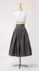 Trachtenrock Marlene aus Leinen-Schurwolle-Mischung in Anthrazit, kombiniert mit Dirndlbluse Tilda aus weißem Bio-Leinen – Rückansicht auf Büste, zeitlos interpretiert von Zirbenfux