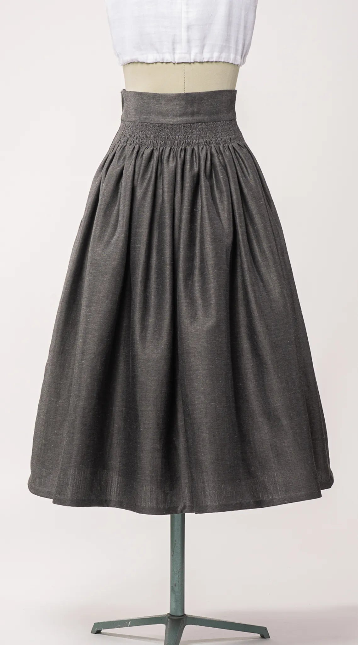 Trachtenrock Marlene aus Leinen-Schurwolle-Mischung in Anthrazit – Rückansicht auf Büste, zeitlos interpretiert von Zirbenfux