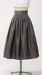 Trachtenrock Marlene aus Leinen-Schurwolle-Mischung in Anthrazit – Rückansicht auf Büste, zeitlos interpretiert von Zirbenfux