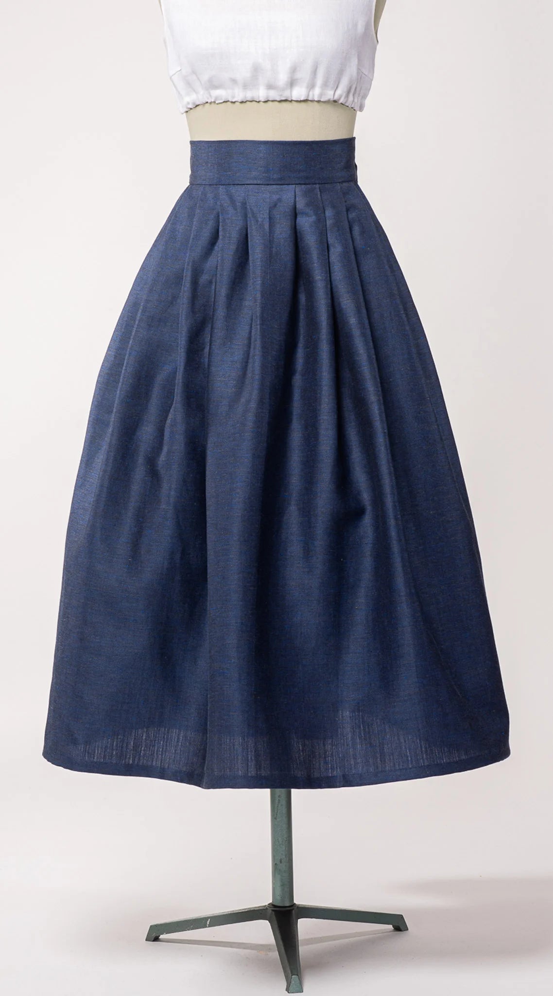 Nahaufnahme von Trachtenrock Marlene aus dunkelblauer Leinen-Schurwolle-Mischung – Frontansicht auf Büste, nachhaltig gefertigt von Zirbenfux
