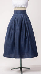 Nahaufnahme von Trachtenrock Marlene aus dunkelblauer Leinen-Schurwolle-Mischung – Frontansicht auf Büste, nachhaltig gefertigt von Zirbenfux