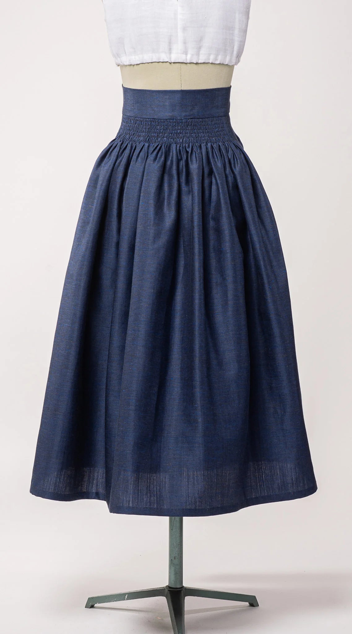 Nahaufnahme von Trachtenrock Marlene aus dunkelblauer Leinen-Schurwolle-Mischung – Rückansicht auf Büste, handgefertigt von Zirbenfux