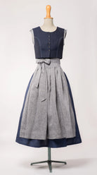 Trachtenrock Marlene aus dunkelblauer Leinen-Schurwolle-Mischung, kombiniert mit farblich passendem Fuxerl Charlie und Schürze aus blaugrauem Bio-Leinen – Frontansicht auf Büste, handgefertigt in München von Zirbenfux