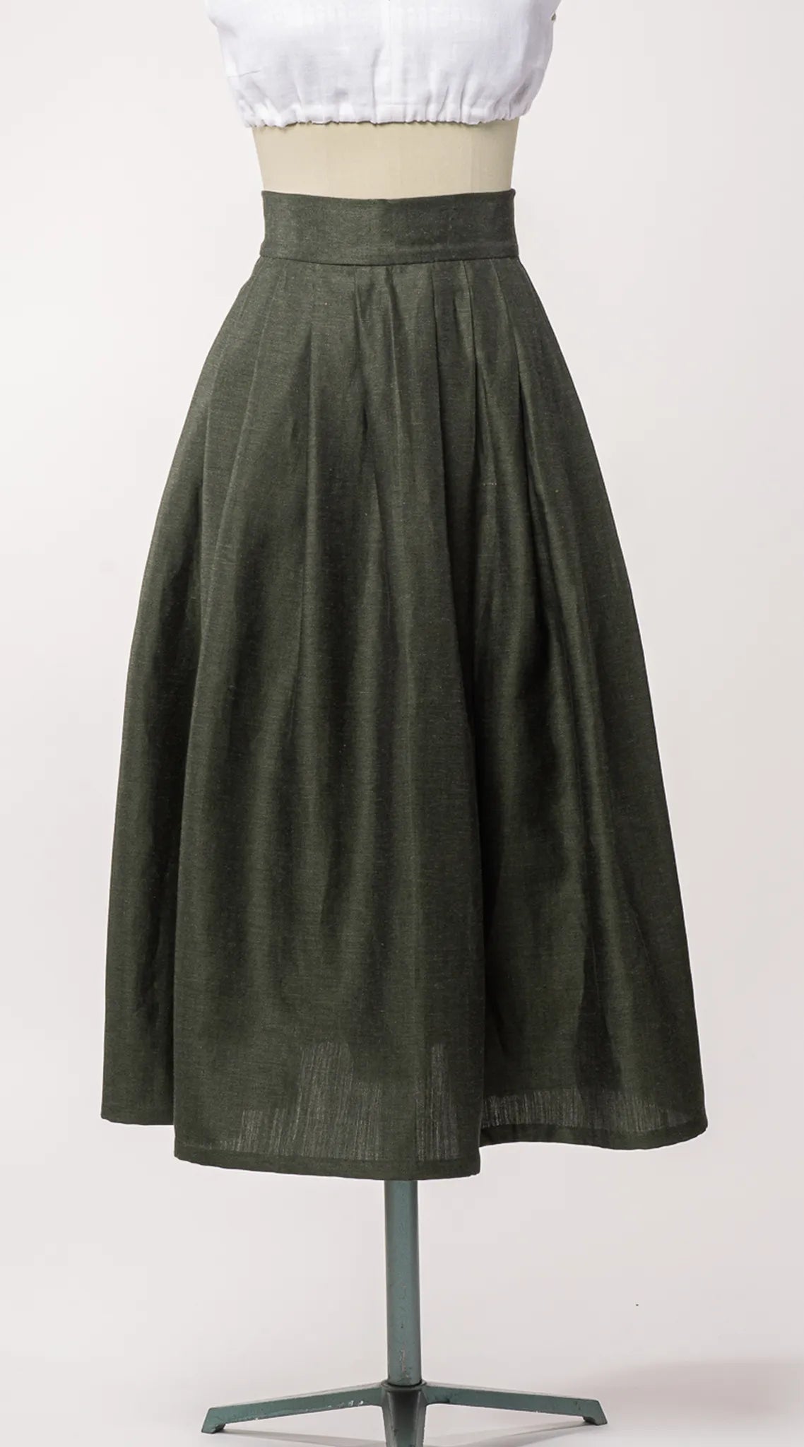 Trachtenrock Marlene aus dunkelgrüner Leinen-Schurwolle-Mischung – Frontansicht auf Büste, handgefertigt in München von Zirbenfux