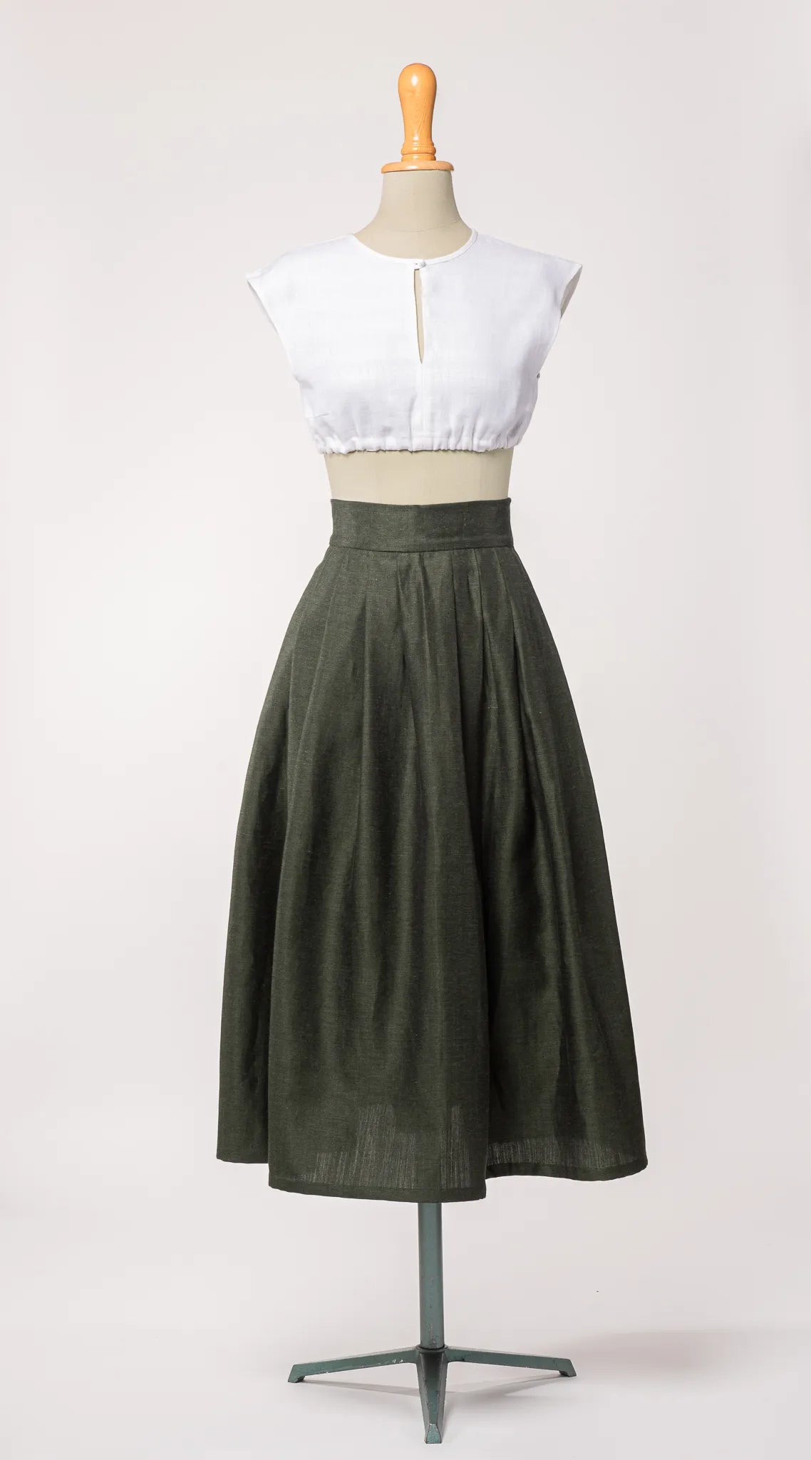 Trachtenrock Marlene aus dunkelgrüner Leinen-Schurwolle-Mischung, kombiniert mit Dirndlbluse Tilda aus weißem Bio-Leinen – Frontansicht auf Büste, handgefertigt von Zirbenfux