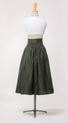 Trachtenrock Marlene aus dunkelgrüner Leinen-Schurwolle-Mischung, kombiniert mit Dirndlbluse Tilda aus weißem Bio-Leinen – Rückansicht auf Büste, nachhaltig gefertigt von Zirbenfux