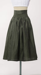 Trachtenrock Marlene aus dunkelgrüner Leinen-Schurwolle-Mischung – Rückansicht auf Büste, zeitlos interpretiert von Zirbenfux