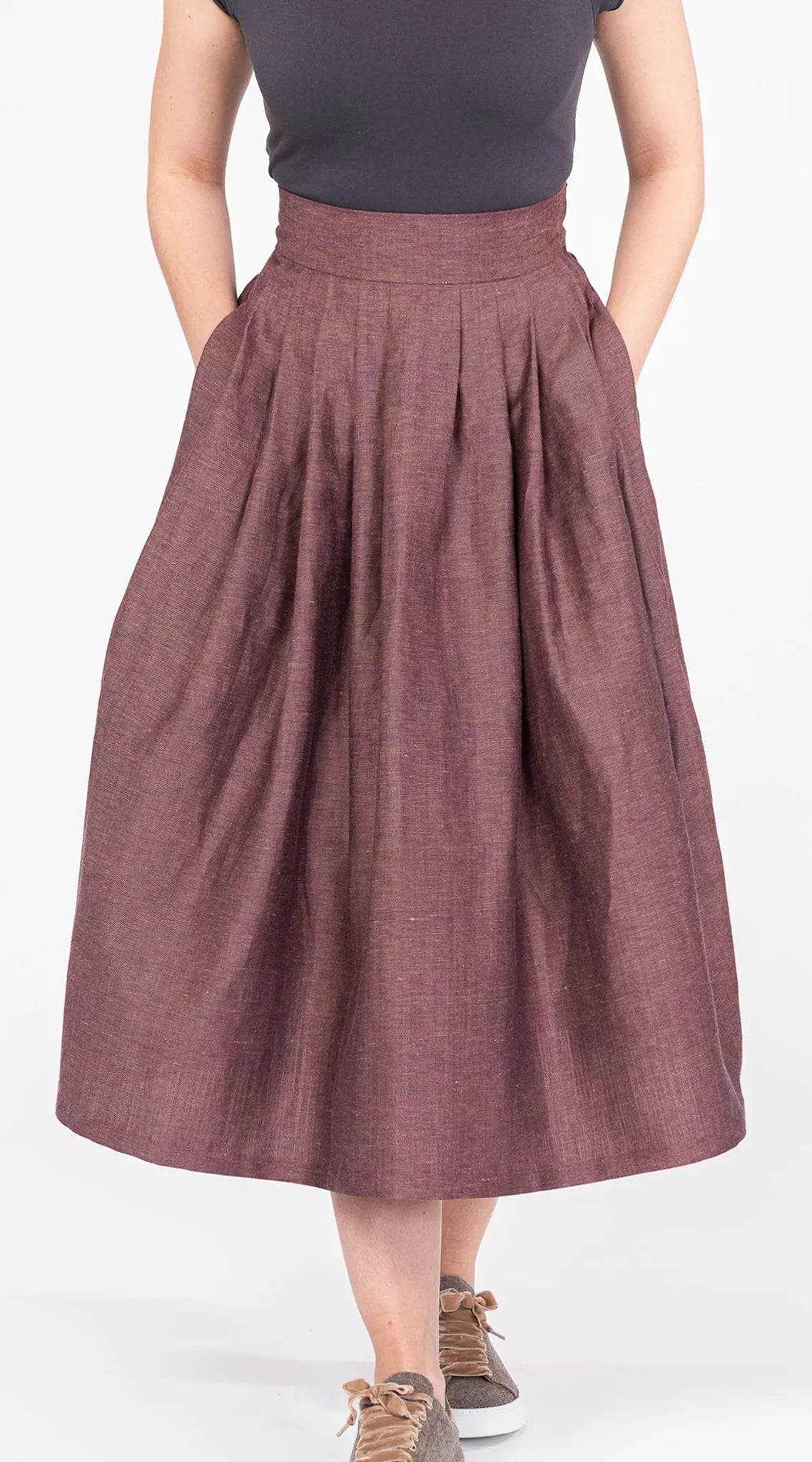 Trachtenrock Marlene aus Leinen in Farbe Malve – Frontansicht am Model, handgefertigt von Zirbenfux