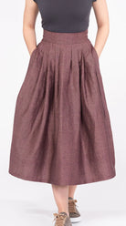 Trachtenrock Marlene aus Leinen in Farbe Malve – Frontansicht am Model, handgefertigt von Zirbenfux