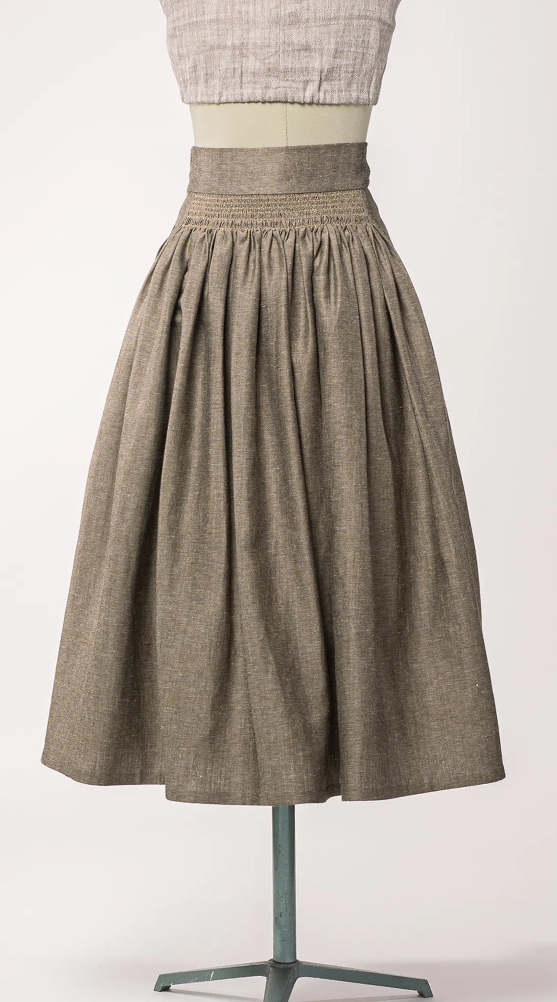 Trachtenrock Marlene aus goldbrauner Leinen-Schurwolle-Mischung – Rückansicht auf Büste, zeitlos interpretiert von Zirbenfux