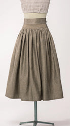 Trachtenrock Marlene aus goldbrauner Leinen-Schurwolle-Mischung – Rückansicht auf Büste, zeitlos interpretiert von Zirbenfux