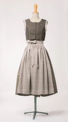 Trachtenrock Marlene aus naturfarbenem Leinen, kombiniert mit Fuxerl Charlie und naturfarbener Leinenschürze mit Webstruktur – Frontansicht auf Büste, handgefertigt in München von Zirbenfux