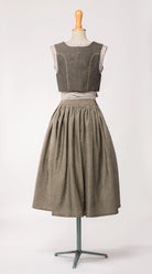 Trachtenrock Marlene aus naturfarbenem Leinen, kombiniert mit Fuxerl Charlie und naturfarbener Leinenschürze – Rückansicht auf Büste, nachhaltig gefertigt von Zirbenfux