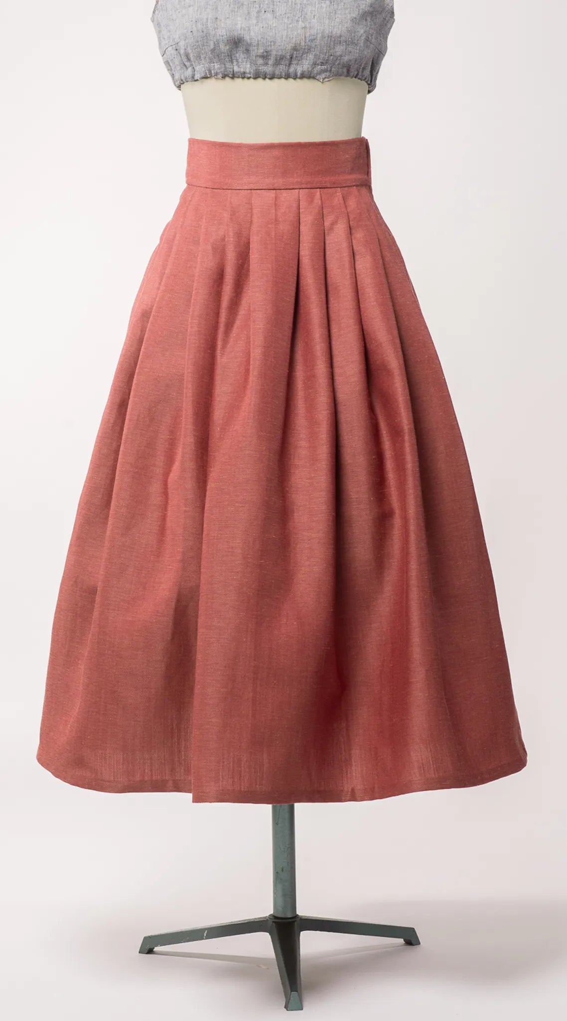 Trachtenrock Marlene aus Leinen-Schurwolle-Mischung in pinker Beere – Frontansicht auf Büste, handgefertigt in München von Zirbenfux