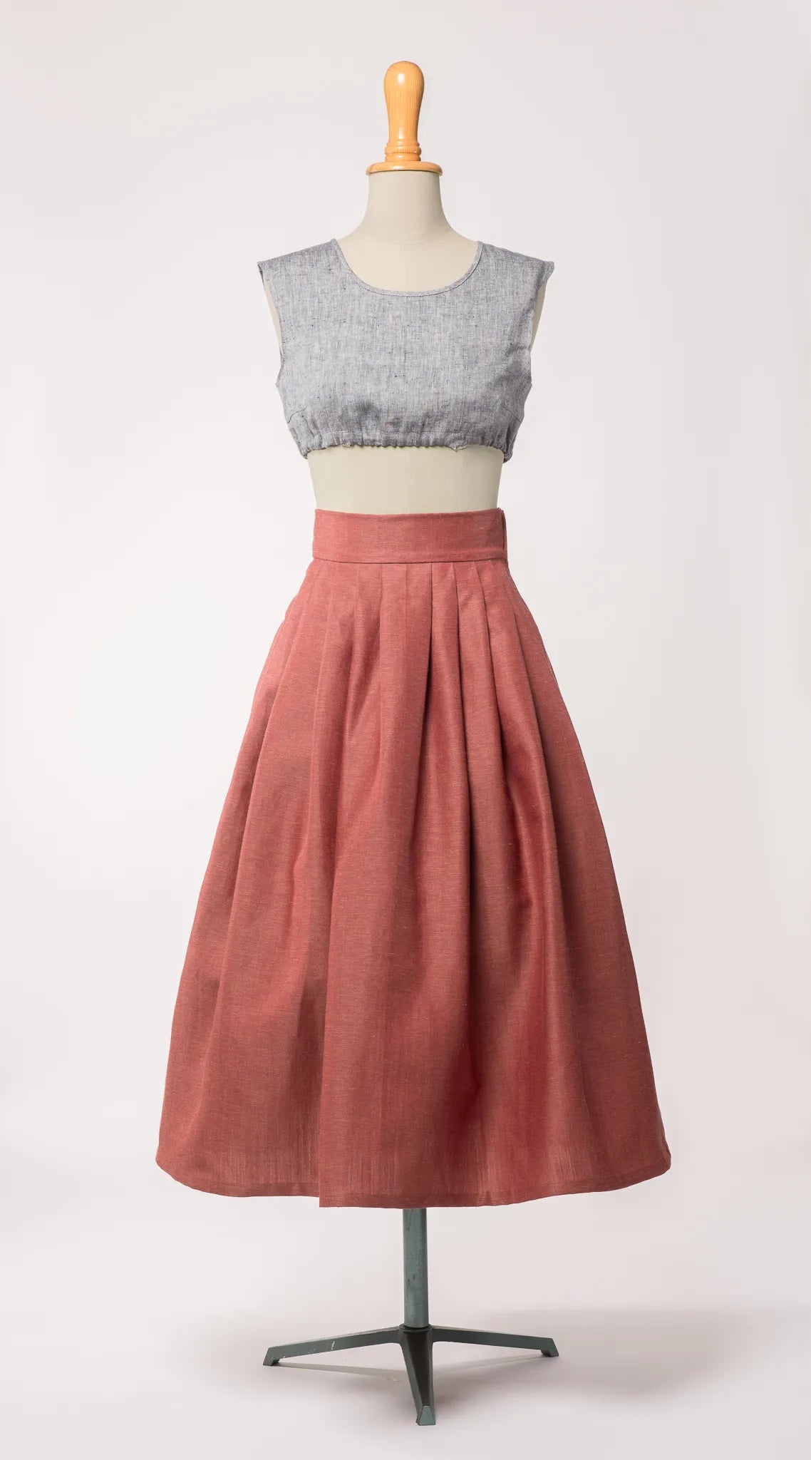 Trachtenrock Marlene aus Leinen-Schurwolle-Mischung in pinker Beere, kombiniert mit Dirndlbluse Charlie aus blaurauem Bio-Leinen – Frontansicht auf Büste, handgefertigt von Zirbenfux