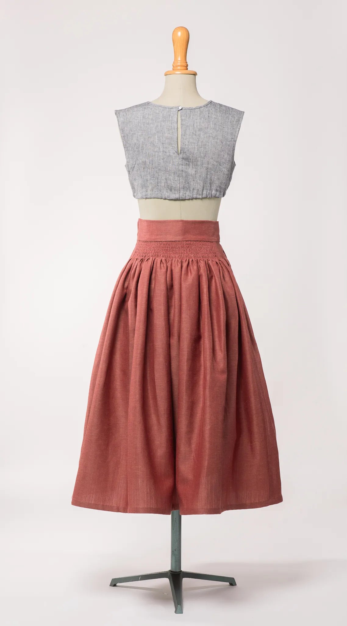 Trachtenrock Marlene aus Leinen-Schurwolle-Mischung in pinker Beere, kombiniert mit Dirndlbluse Charlie aus blaurauem Bio-Leinen – Rückansicht auf Büste, handgefertigt in München von Zirbenfux