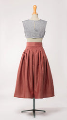 Trachtenrock Marlene aus Leinen-Schurwolle-Mischung in pinker Beere, kombiniert mit Dirndlbluse Charlie aus blaurauem Bio-Leinen – Rückansicht auf Büste, handgefertigt in München von Zirbenfux