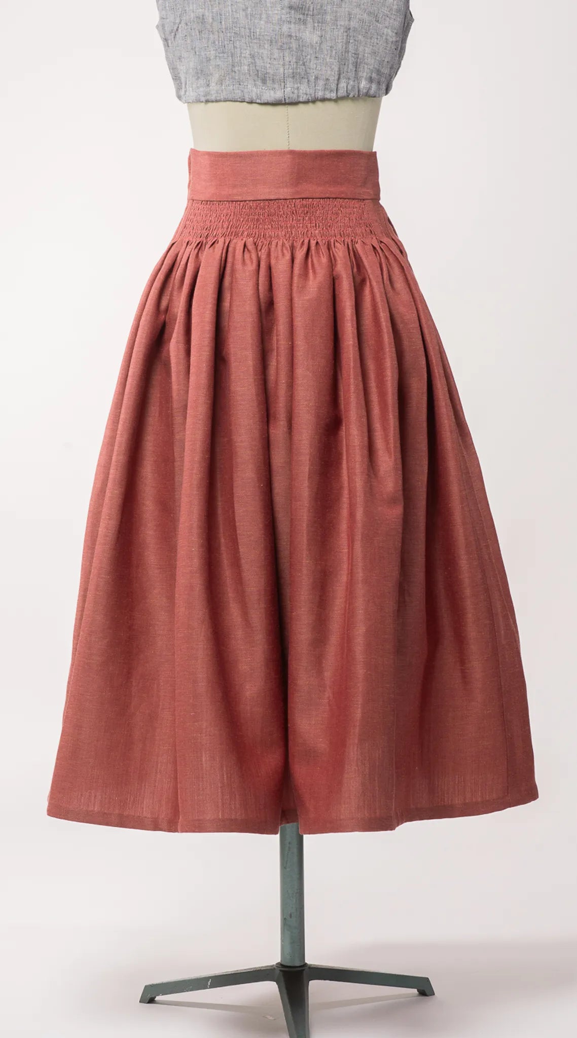 Trachtenrock Marlene aus Leinen-Schurwolle-Mischung in pinker Beere – Rückansicht auf Büste, nachhaltig gefertigt von Zirbenfux