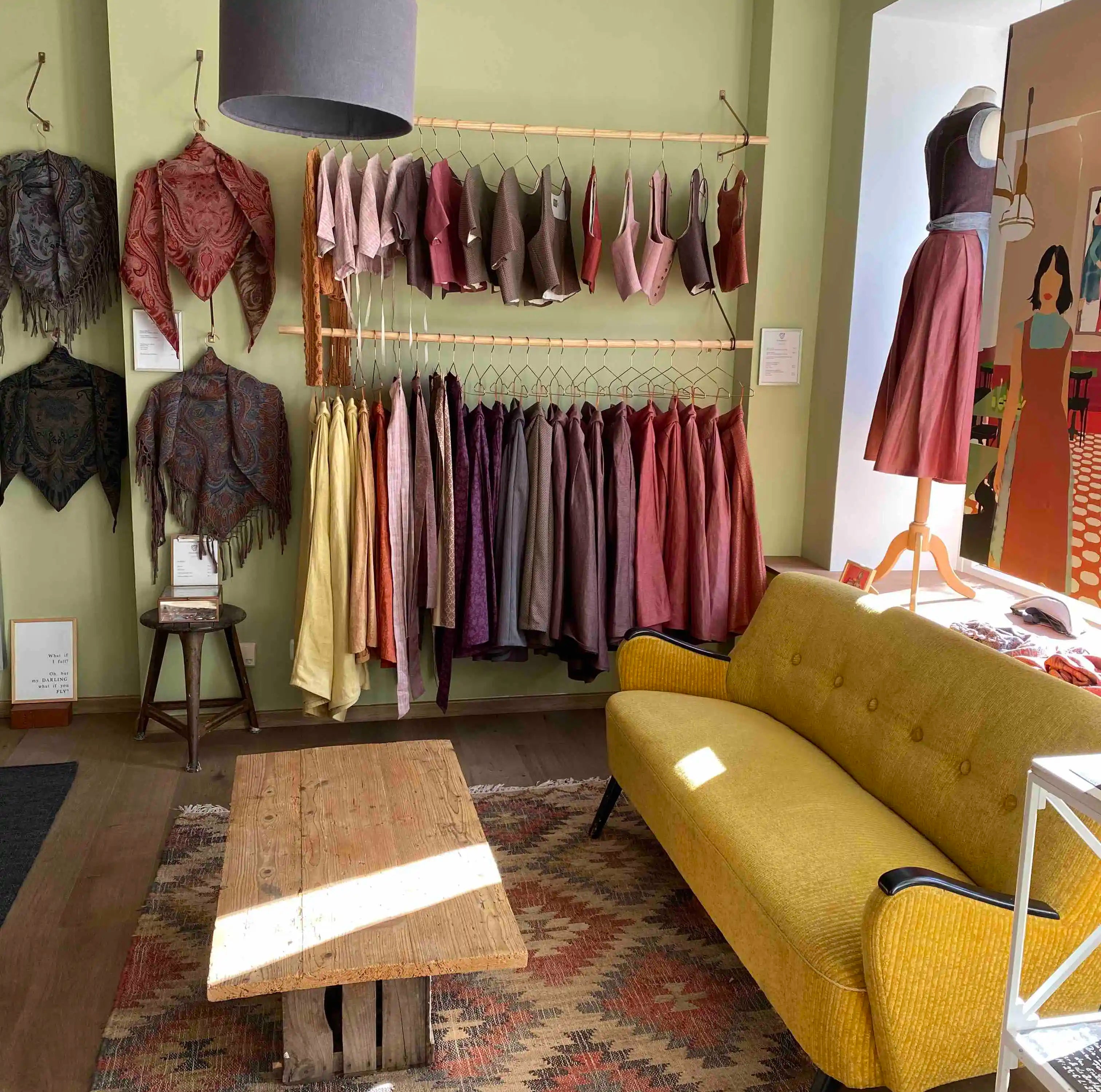 Stimmungsbild der Beratungsecke im Zirbenfux Atelier in München, warme Atmosphäre und ruhiges Umfeld dargestellt.