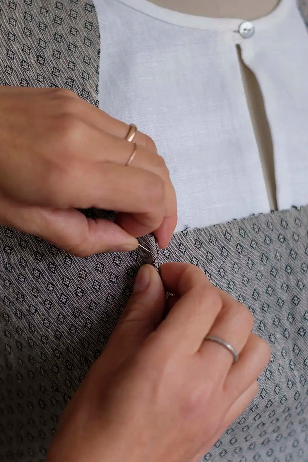 Atelierszene in München, Mieder wird in Nahaufnahme für die Maßanfertigung abgesteckt.