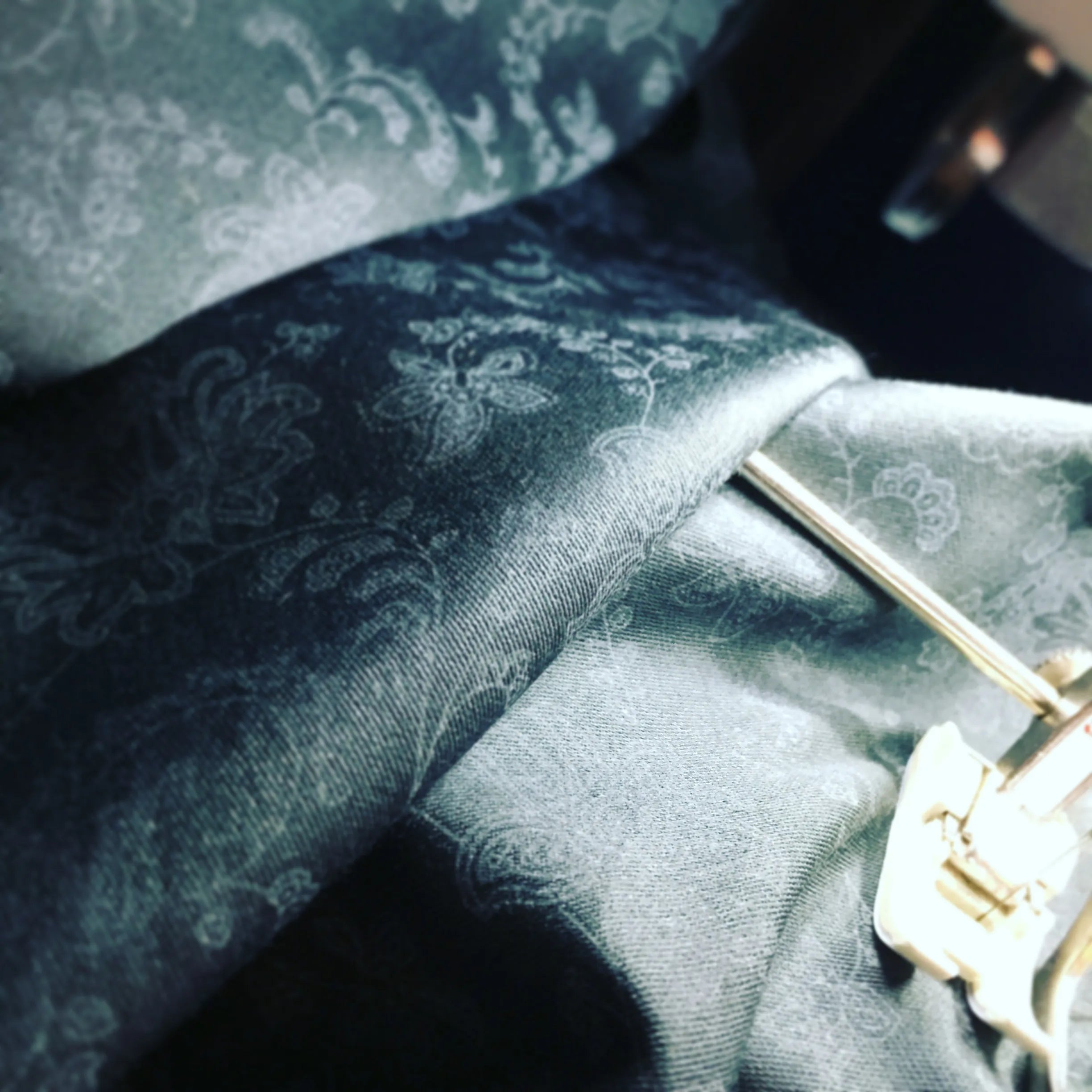 Atelierszene in München, Detailaufnahme der Näharbeit unter der Nähmaschine mit Fokus auf Verarbeitung und Präzision.