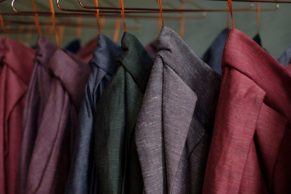 Atelierszene in München mit Röcken nebeneinander an der Stange, Nahaufnahme mit Fokus auf Stoffe und Verarbeitung.