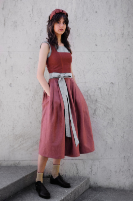 Frau in Dirndlkleid in Beerentönen und graublauer Sxchürzenschleife 